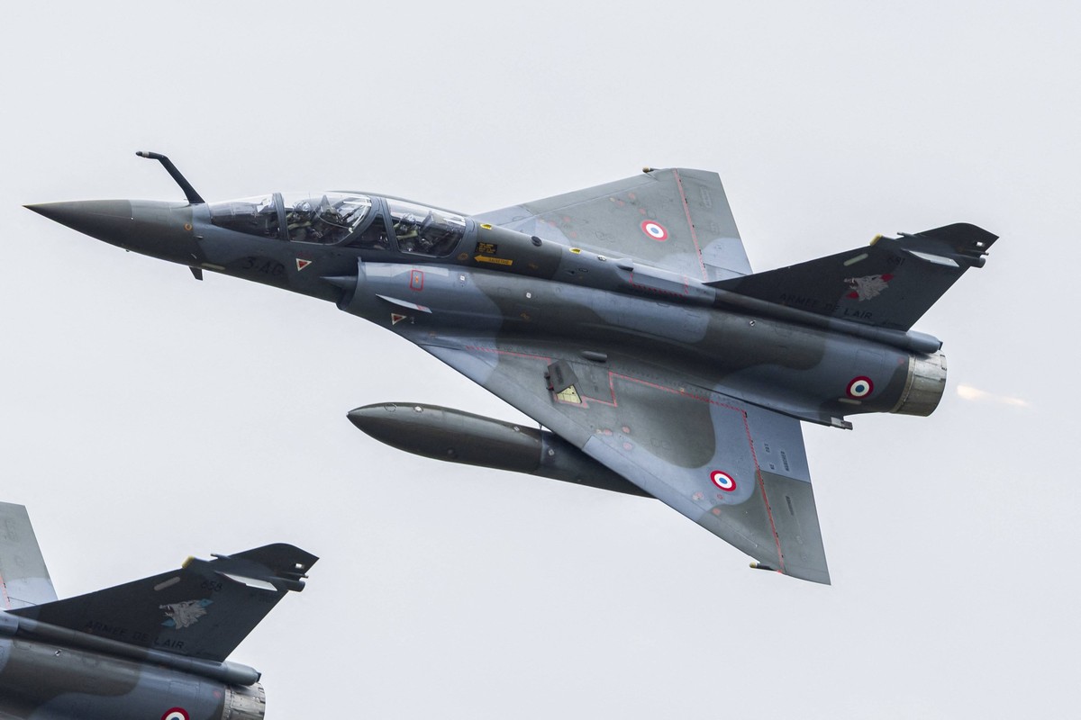 Le Mirage 2000D est un avion de combat biplace entré en service en 1993 (illustration).