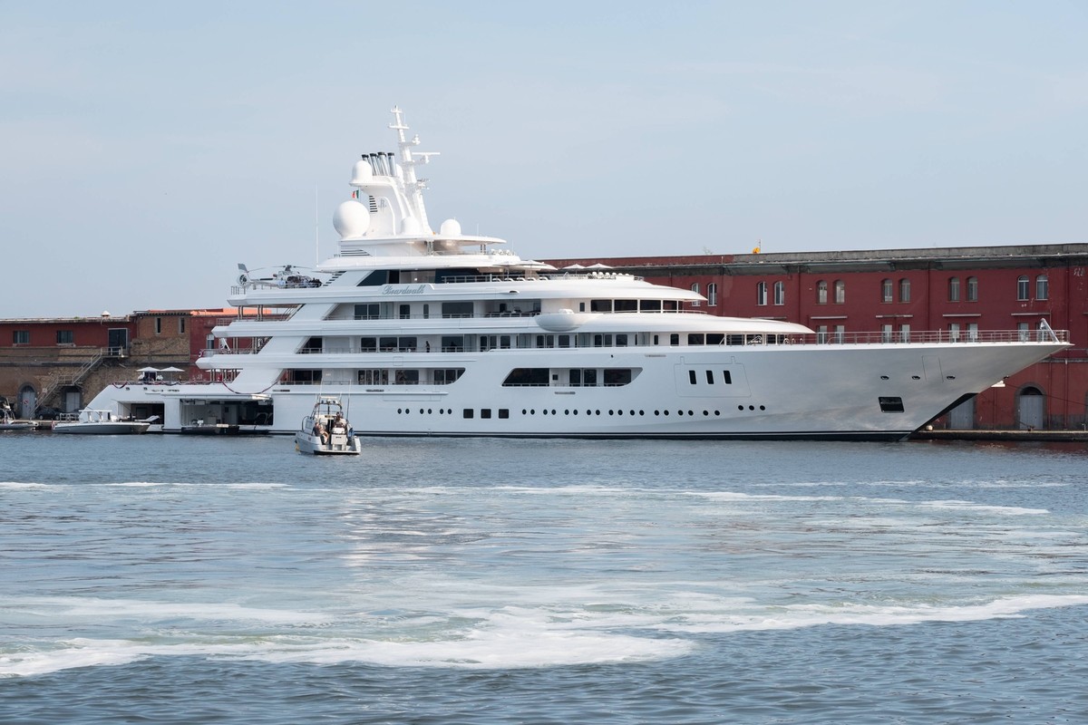 Superyacht Boardwalk moored in the port of Naples NAPLES, ITALY - JUNE 24: Superyacht Boardwalk of U.S. Ambassador to Italy Tilman Fertitta is moored in the port of Naples, Italy, on June 24, 2026. Ti ...