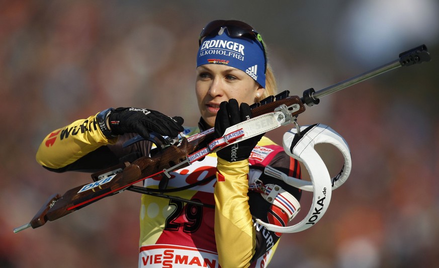 15.01.2012: Biathlon-Göttin Magdalena Neuner verliert komplett den Überblick und ballert vier Schüsse auf die falsche Scheibe