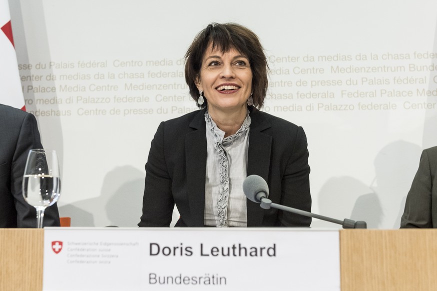 Bundesraetin Doris Leuthard setzt sich um ueber den Nationalstrassen- und Agglomerationsverkehrsfonds NAF zu sprechen, am Montag, 12. Dezember 2016, in Bern. Das Schweizer Stimmvolk wird am 12. Februa ...