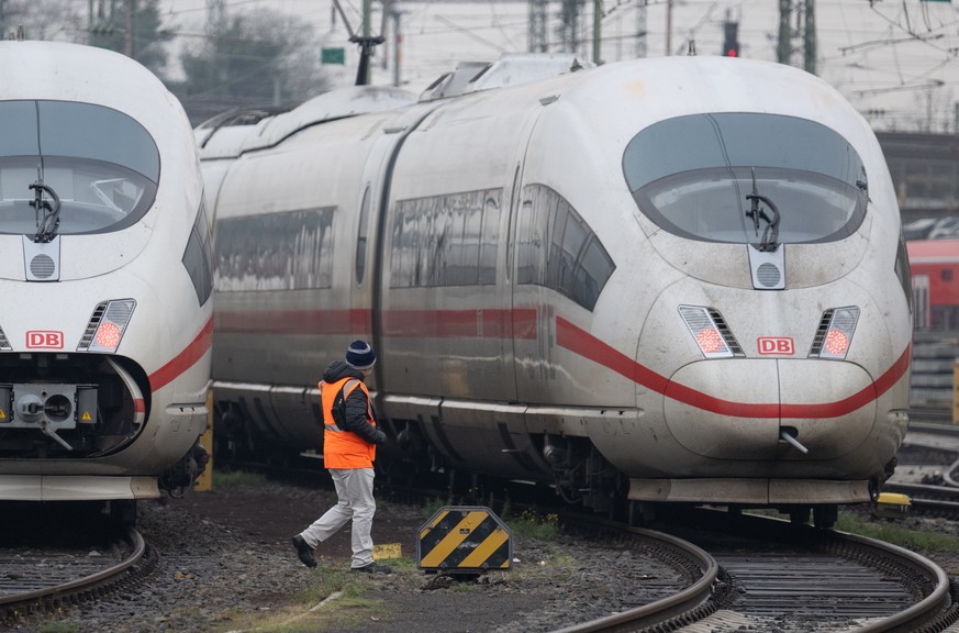 07.12.2023, Hessen, Frankfurt/Main: ICE der Bahn stehen auf Abstellgleisen am Hauptbahnhof. Die Gewerkschaft Deutscher Lokomotivf�hrer (GDL) beginnt am Abend einen 24-st�ndigen Warnstreik. Foto: Boris ...