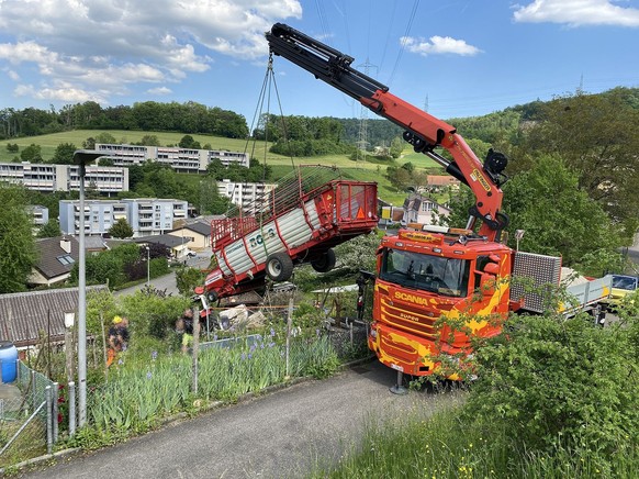 Am 11. Mai 2022 hat sich ein Traktor samt Ladewagen in Lausen BL selbstständig gemacht, ist einen Hang hinuntergefahren und erst in einem Garten zum Stillstand gekommen. Menschen wurden keine verletzt ...