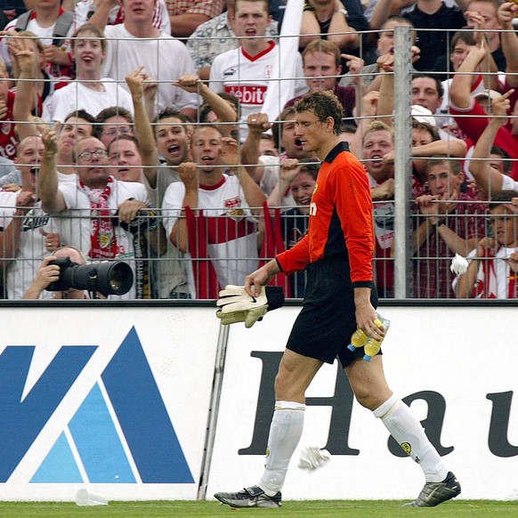 IMAGO / Team 2

Torwart Jens Lehmann (BVB) erntet nach seinem Platzverweis von den Stuttgarter Fans Hohn und Spott Fußball 1. BL Herren Liga Pokal 2003/2004, Ligapokal, Ligacup, Cup, Borussia Dortmund ...