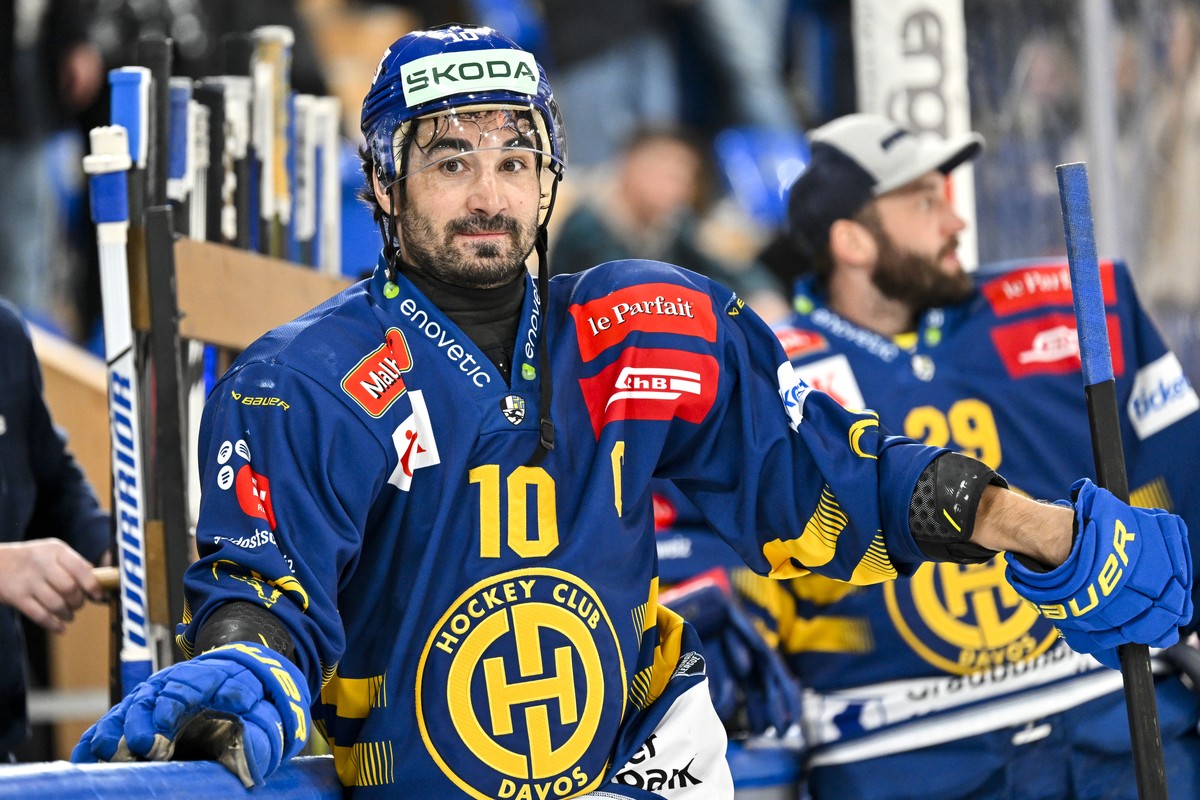 Der Davoser Andres Ambuehl nach dem 4:3 gewonnem Spiel, im Eishockey-Qualifikationsspiel der National League (NL) zwischen dem HC Davos und dem HC Ajoie am Samstag, 23. November 2024, im Eisstadion in ...