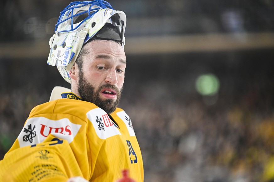 epa10382993 Davos&#039; goalkeeper Sandro Aeschlimann reacts during the match between Switzerland&#039;s HC Ambri-Piotta and HC Davos at the 94th Spengler Cup ice hockey tournament in Davos, Switzerla ...