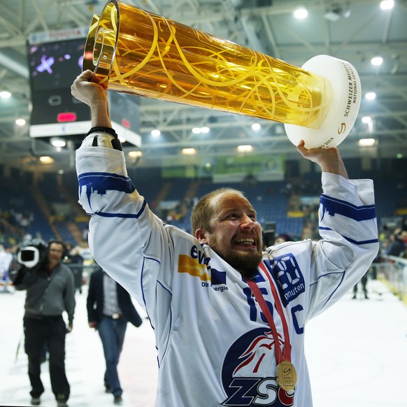 ZUM RUECKTRITT DES SCHWEIZER EISHOCKEYSPIELERS MATHIAS SEGER NACH DEM PLAYOFF-FINAL 2017/18 STELLEN WIR IHNEN FOLGENDES BILDMATERIAL ZUR VERFUEGUNG - ZSC Lions Captain Mathias Seger feiert mit dem Pok ...