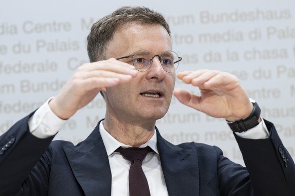 Daniel Lampart, Chefoekonom des Schweizerischen Gewerkschaftsbundes, erlaeutert den Bericht zu den Auswirkungen der Personenfreizuegigkeit auf den Schweizer Arbeitsmarkt und die Sozialleistungen, am D ...