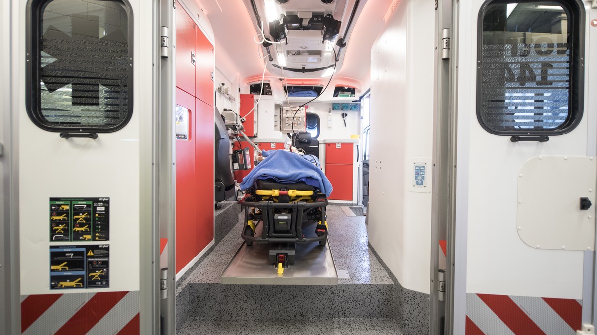 ARCHIVBILD ZUM ANSTIEG DER KRANKENKASSENPRAEMIEN UM 1,2 PROZENT 2019, AM MONTAG, 24. SEPTEMBER 2018 - Sicht in ein Ambulanz Fahrzeug anlaesslich des "Tag der offenen Tuer" im Spital Einsiede ...