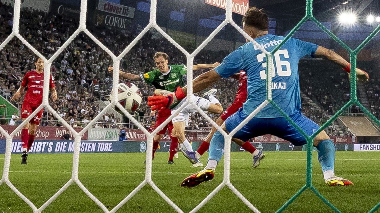 St. Gallens Fabian Schubert trifft zum 1:0 gegen Winterthurs Torhueter Jozef Pukaj waehrend dem Meisterschaftsspiel der Super League zwischen dem FC St. Gallen und dem FC Winterthur am Samstag, 23. Ju ...