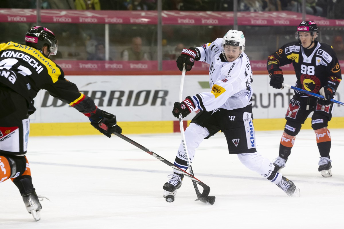 Simon Kindschi (SCB), Nathan Marchon (HCFG), und Benjamin Baumgartner (SCB), von links, kaempfen um den Puck, beim Eishockey Meisterschaftsspiel der National League zwischen dem SC Bern (SCB) und dem  ...