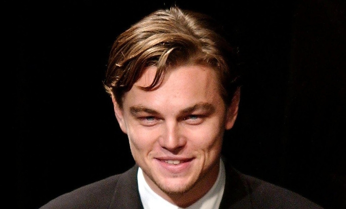 LUC01 - 20021007 - BEVERLY HILLS, CALIFORNIA, UNITED STATES : Hollywood actor Leonardo DiCaprio accepts the Outstanding Directing Award on behalf of director Martin Scorsese at the Hollywood Film Fest ...