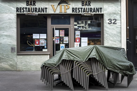 Gestapelte Tische und Stuehle vor dem geschlossenen Restaurant VIP in Basel, am Montag, 23. November 2020. Wegen der verschaerften Schutzmassnahmen gegen das Coronavirus bleiben u.a. die Restaurants i ...