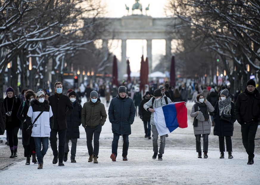 31.01.2021, Berlin: Teilnehmer einer Demonstration, die eine Freilassung des russischen Oppositionellen Nawalny fordert, stehen auf der Stra�e Unter den Linden vor dem Brandenburger Tor. Foto: Fabian  ...