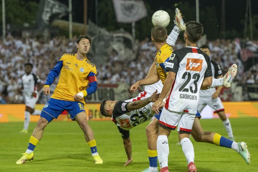 Raul Bobadilla, mitte, von Aarau in action beim Super League und Challenge League Barrage R�ckspiel zwischen dem FC Aarau und den Grasshoppers vom Freitag, 30. Mai 2025 in Aarau. (KEYSTONE/Urs Flueele ...