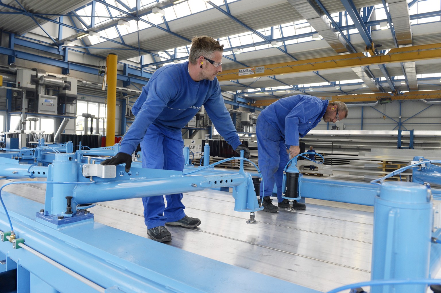 Blick in die Produktion von Stadler, aufgenommen am Dienstag, 15. April 2014, in Altenrhein.