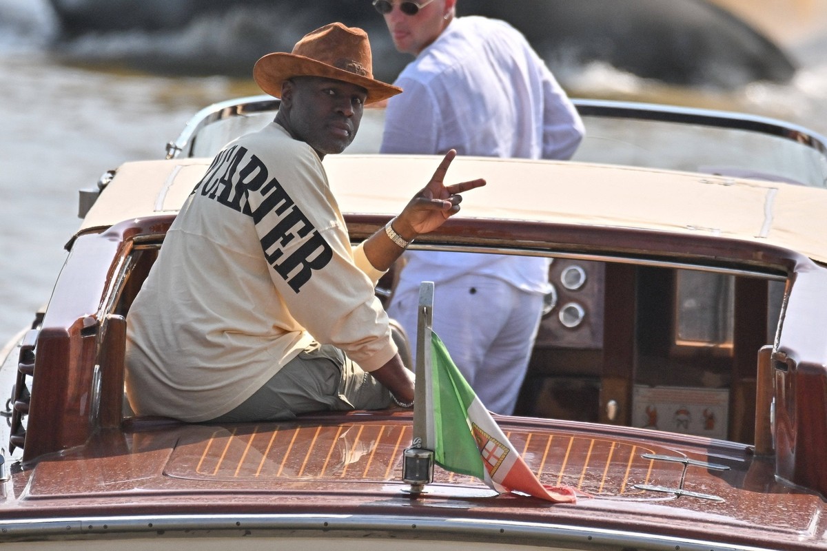 Corey Gamble At Venice Airport - Italy Corey Gamble arriving at Venice airport ahead of Jeff Bezos wedding in Venice on June, 25, 2025. Photo by Julien Reynaud/APS-Medias/ABACAPRESS.COM Venice Italy P ...
