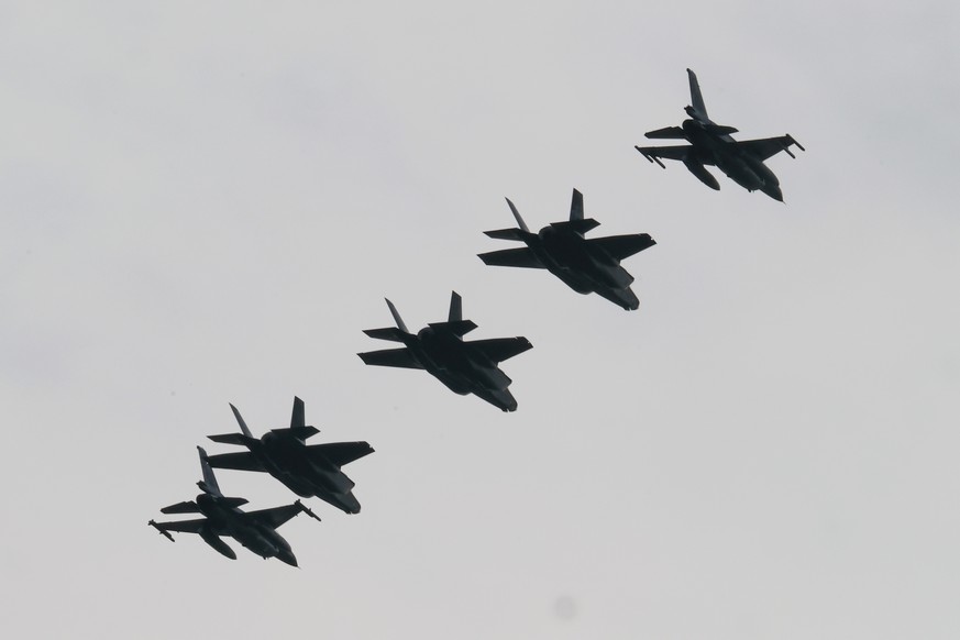 epaselect epa12984720 Military aircraft take part in a welcome ceremony for the first Polish F-35 aircraft at the 32nd Tactical Air Base in Lask, central Poland, 22 May 2026. The first three F-35 airc ...