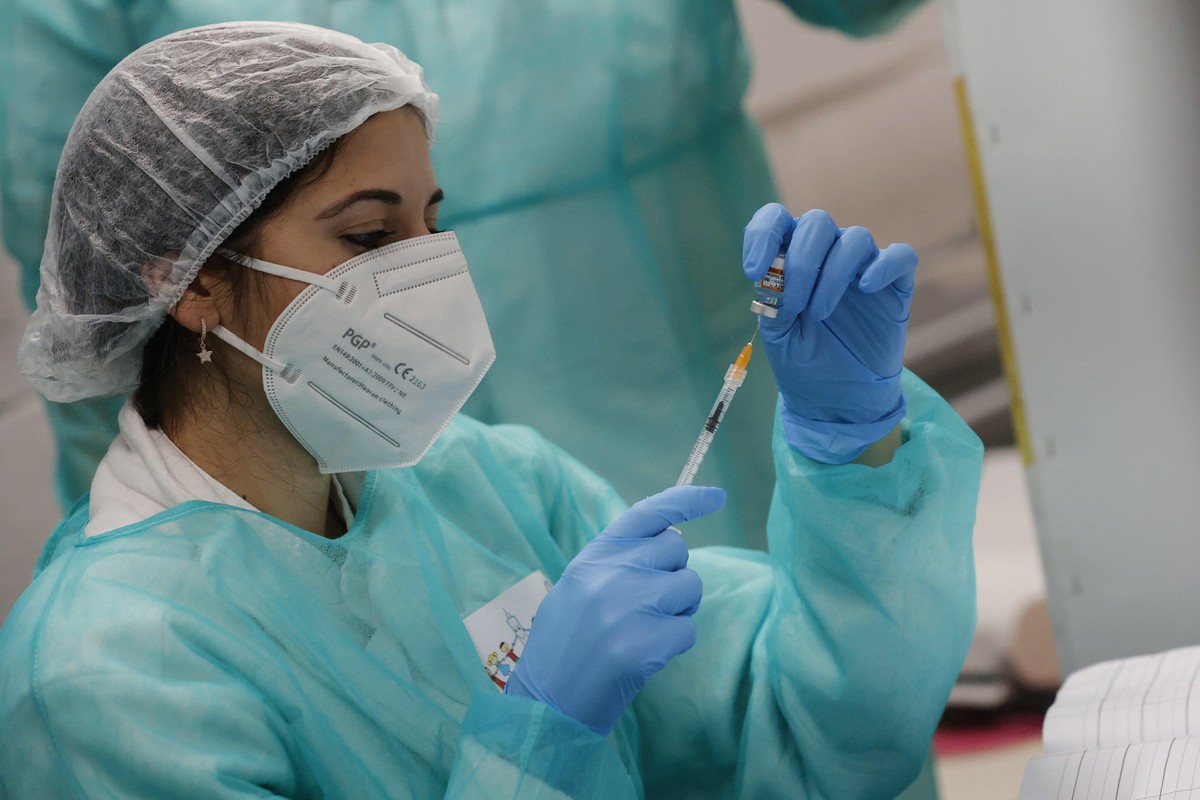 epa09643660 A health worker prepares a Pfizer Covid-19 vaccine for children at the hub of Explora Children's Museum, in Rome, Italy, 15 December 2021. The Covid-19 vaccination campaign for childr ...