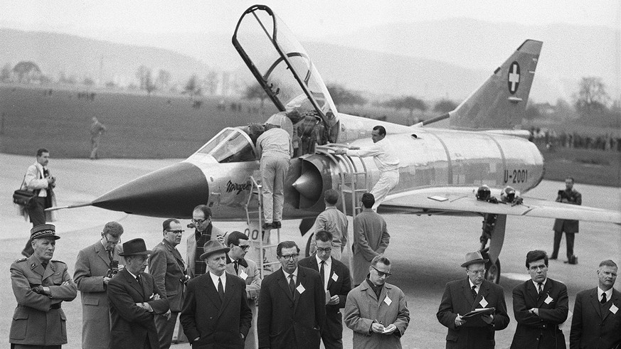 ARCHIVBILD ZU 50 JAHRE MIRAGE-AFFAERE --- Der Bundesrat Paul Chaudet, vordere Reihe Dritter von links, Vorsteher des Militaerdepartementes (EMD), besichtigt am 2. April 1964 auf dem Flugplatz Emmen ei ...