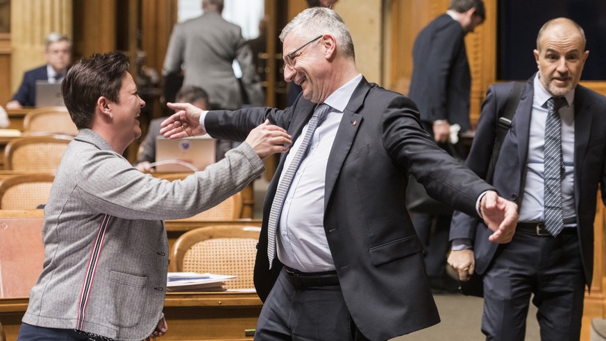 Stefanie Heimgartner, SVP-AG, links, begruesst ueberschwaenglich ihren Fraktionskollegen Andreas Glarner, SVP-AG, Mitte, rechts geht Roland Fischer, GLP-LU, vorbei, am ersten Tag der Fruehlingssession ...