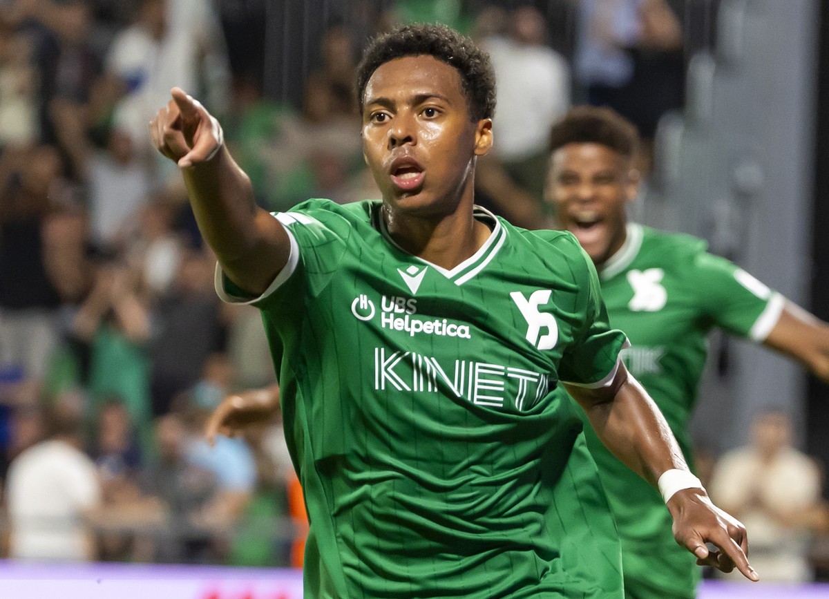 Marley Ake (YS), left, celebrates his goal with his teammates Kevin Carlos (YS), centre, and Franco Gonzalez (YS), right, after scoring the 2:2, during the Super League soccer match of Swiss Champions ...