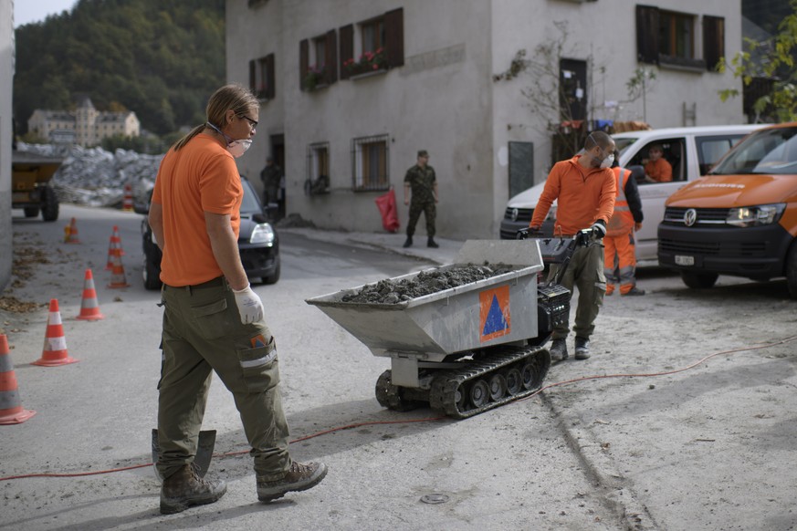 Der Zivilschutz raeumt vom Murgang betroffene Haeuser, am Mittwoch, 4. Oktober 2017, in Spino. Am 23. August war ein Bergsturz am Piz Cengalo mit Murgaengen nach Bondo niedergegangen. Acht Wanderer ge ...