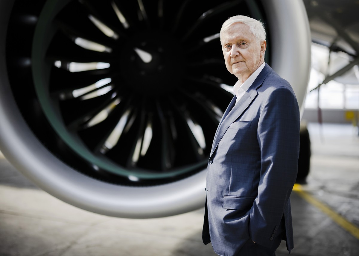 Martin Ebner, Eigentuemer Helvetic Airways Group, posiert fuer ein Portrait, waehrend eines Medienanlass von Helvetic Airways in einem Hangar am Flughafen Zuerich, am Dienstag, 1. Maerz 2022 in Zueric ...