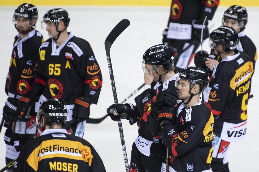 Berns Spieler lassen die Koepfe haengen im Eishockey Meisterschaftsspiel der National League zwischen dem SC Bern und dem HC Davos, am Samstag, 23. Oktober 2021, in der PostFinance Arena in Bern. (KEY ...