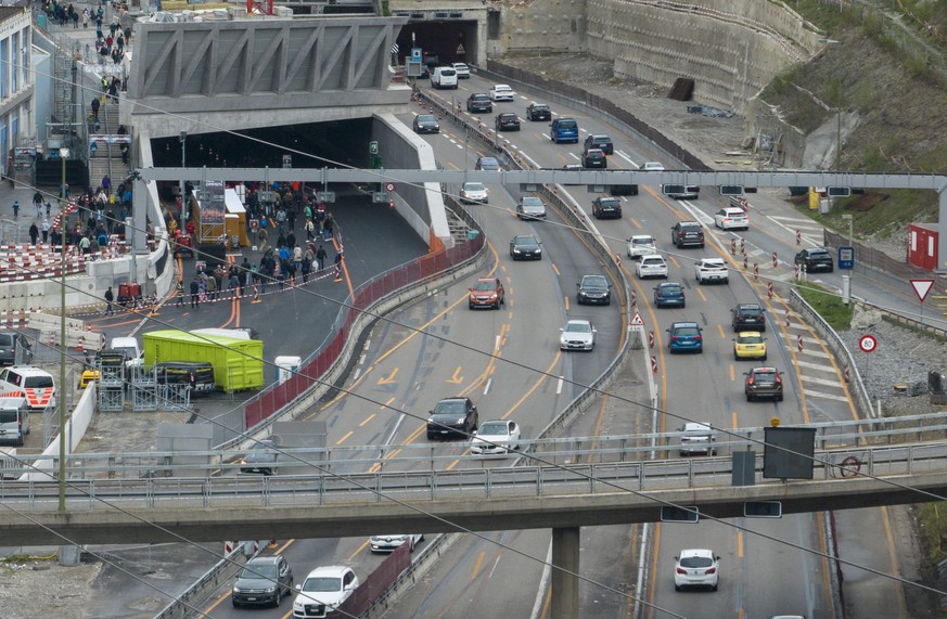 Fahrzeuge bewegen sich auf der Strasse in Richtung Gubristtunnel anlaesslich des Tunnelfests zur 3. Roehre kurz vor der Inbetriebnahme, aufgenommen am Samstag, 15. April 2023 in Zuerich. Die neue, dri ...