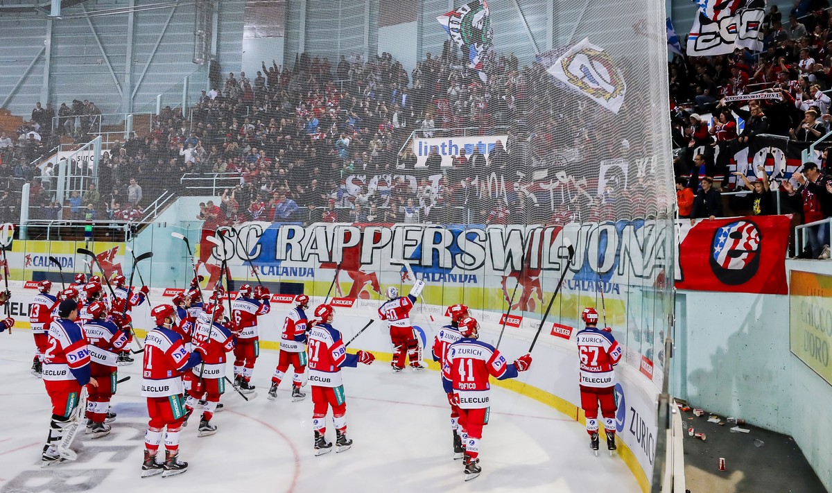 Die Spieler von Rapperswil-Jona Lakers feiern den Sieg mit den Fans nach dem Cup 1/8-Final zwischen den SC Rapperswil-Jona Lakers und dem HC Lugano am Sonntag, den 22. Oktober 2017 in der St. Galler K ...