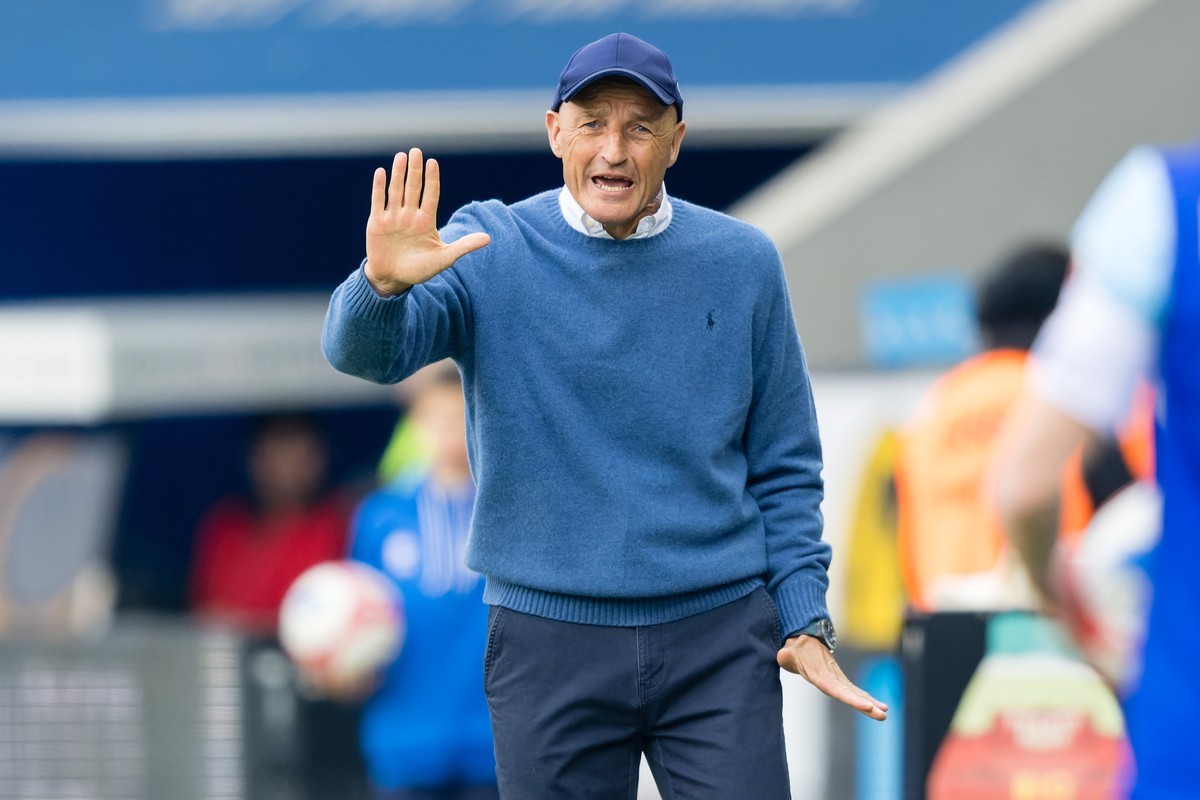 Trainer Peter Zeidler (LS) gestikuliert im Fussball Meisterschaftsspiel der Swiss Super League zwischen dem FC Luzern, FCL, und dem FC Lausanne-Sport, LS, am Sonntag, 22. Maerz 2026 in der Swissporare ...