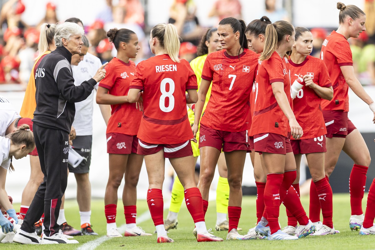 Switzerland's head coach Pia Sundhage, left, speaks to the team during a women's international friendly soccer match between Switzerland and Czech Republic ahead of the UEFA Women's EUR ...