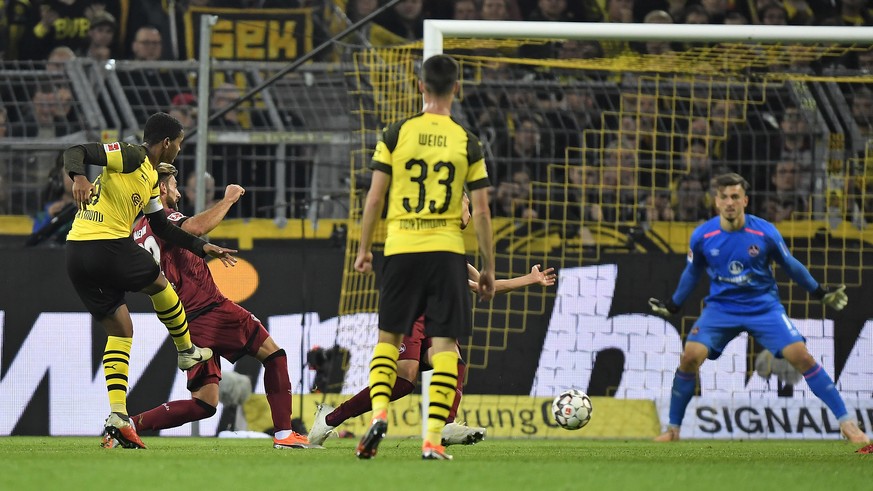 Dortmund&#039;s Manuel Akanji, left, scores his side&#039;s 5th goal during the German Bundesliga soccer match between Borussia Dortmund and 1.FC Nuremberg in Dortmund, Germany, Wednesday, Sept. 26, 2 ...