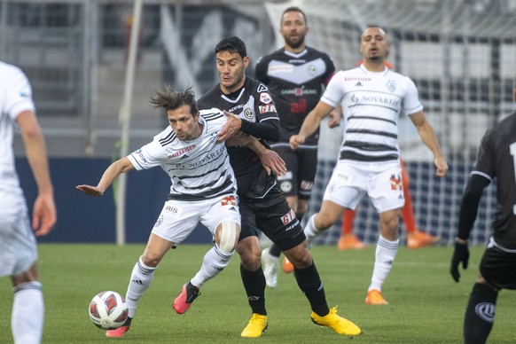 Basel&#039;s player Valentin Stocker, left, and Lugano&#039;s player Miroslav Covilo, center right, during the Super League soccer match FC Lugano against FC Basel, at the Cornaredo stadium in Lugano, ...