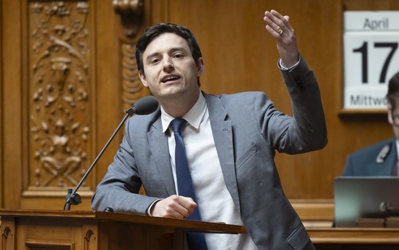 Benjamin Fischer, SVP-ZH, stellt eine Frage waehrend der Debatte um das Verbot von Nazisymbolen waehrend einer Sondersession des Nationalrats, am Mittwoch, 17. April 2024, im Nationalrat in Bern. (KEY ...