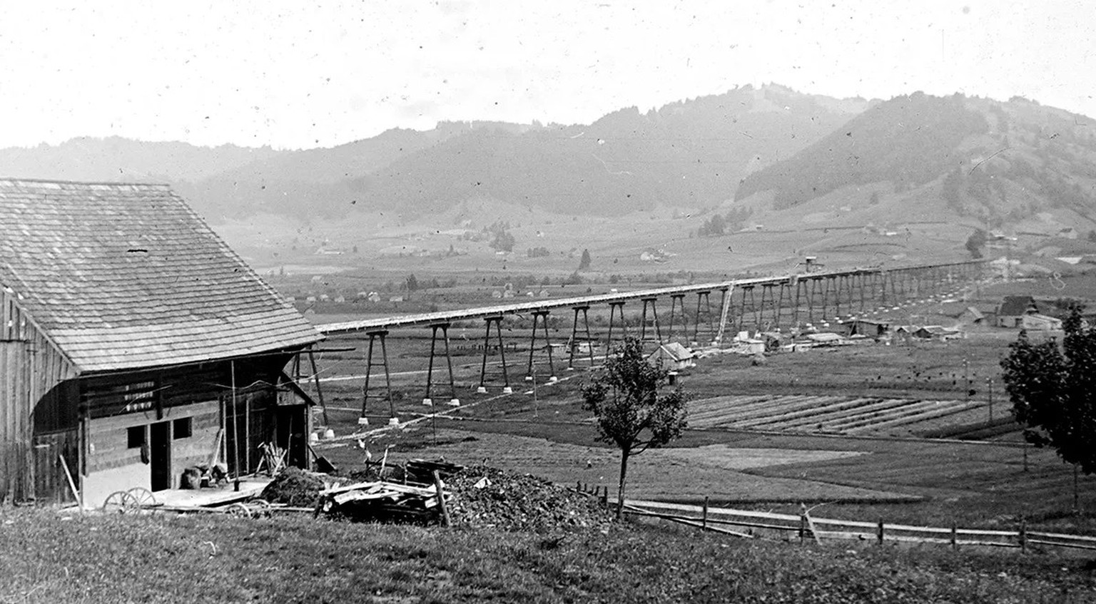 Das neu gebaute Viadukt Willerzell, fotografiert im Jahr 1936.
https://commons.wikimedia.org/wiki/File:ETH-BIB-Etzelwerk_Viadukt_Willerzell_talabw%C3%A4rts_gesehen-Dia_247-09856.tif