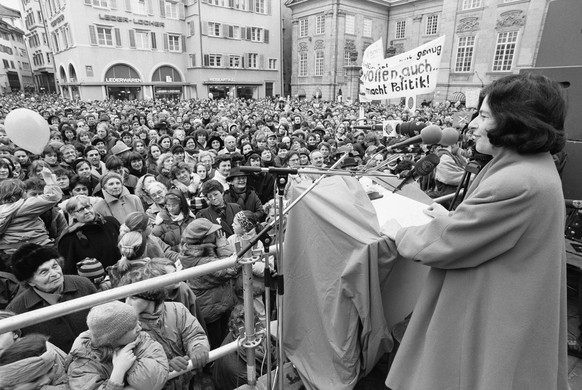 ARCHIVE --- AM 1. JULI 1941 VOR 75. JAHREN WIRD URSULA KOCH, SCHWEIZER SP-POLITIKERIN, PARTEIPRAESIDENTIN UND NATIONALRAETIN, GEBOREN. NACHDEM SIE IM JAHR 2000 AUFGRUND PARTEIINTERNEN DRUCKS IHRE AEMT ...