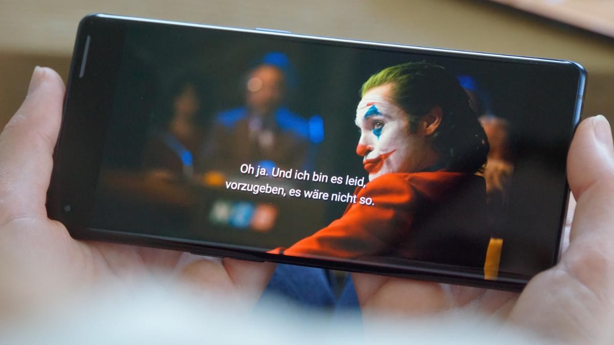 Das AMOLED-Display ist hervorragend, Auflösung (Full-HD+) und Bildwiederholrate (90Hz) liegen etwas unter dem Pro-Modell.