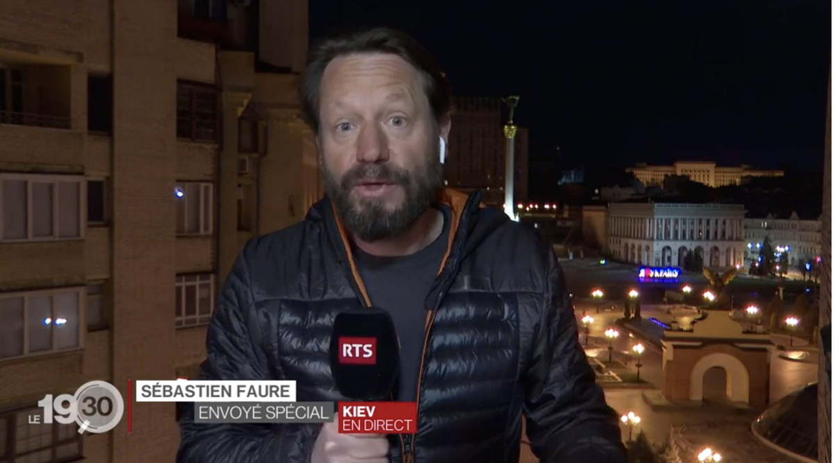 Der Reporter berichtet vom Balkon seines Hotels in Kiew.