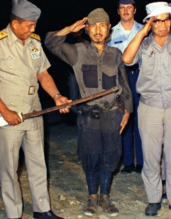 Hier ergibt sich Onoda den philippinischen Behörden, indem er seinen Säbel übergibt.