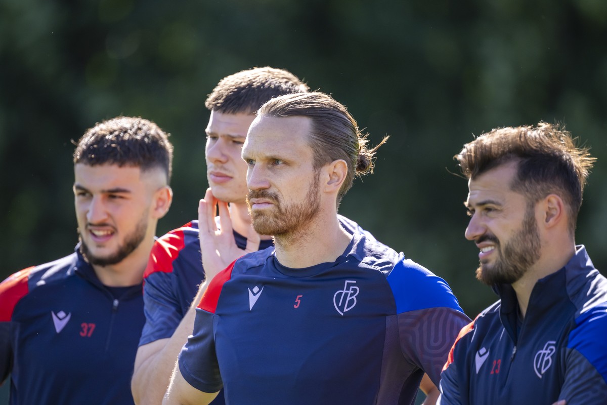 Michael Lang beim ersten Rasentraining der Saison 2024/2025 des FC Basel 1893 in Basel, am Samstag, 15. Juni 2024. (KEYSTONE/Georgios Kefalas)