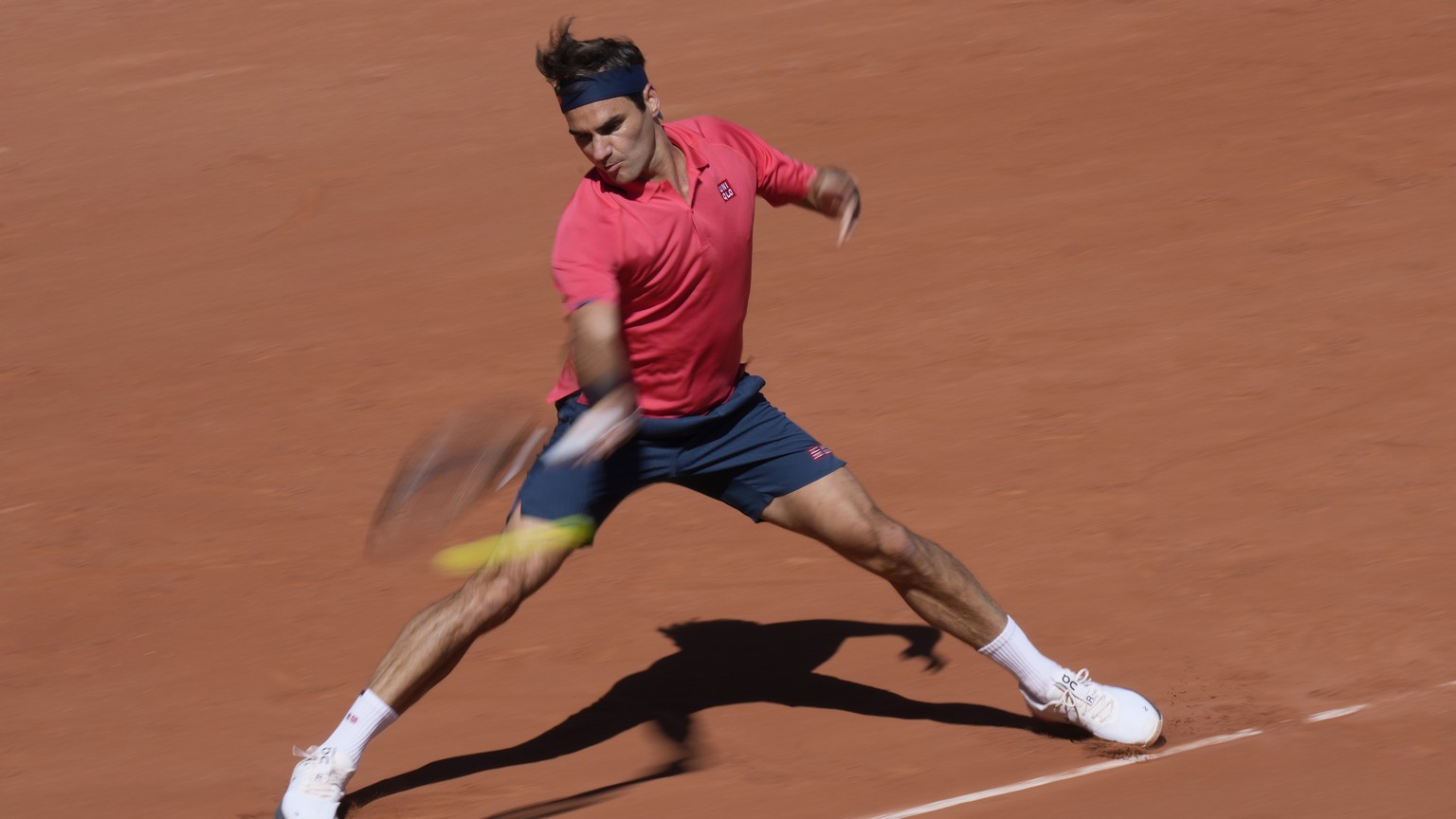 Switzerland&#039;s Roger Federer plays a return to Uzbekistan&#039;s Denis Istomin during their first round match on day two of the French Open tennis tournament at Roland Garros in Paris, France, Mon ...