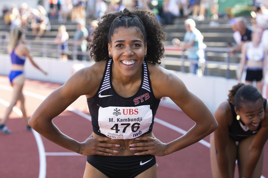 Mujinga Kambundji nach ihrem Sieg im 200 Meter Finale an der Leichtathletik Schweizer Meisterschaft im Stadion Schuetzenmatte in Basel, am Samstag, 24. August 2019. (KEYSTONE/Peter Klaunzer)