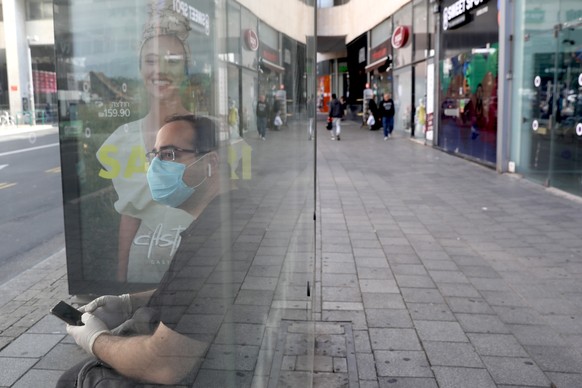 epaselect epa08297791 A man wearing a protective mask in a bus station in central Tel Aviv, Israel, 16 March 2020. Media reports that Israel bans gatherings of more than 10 people in the same place to ...