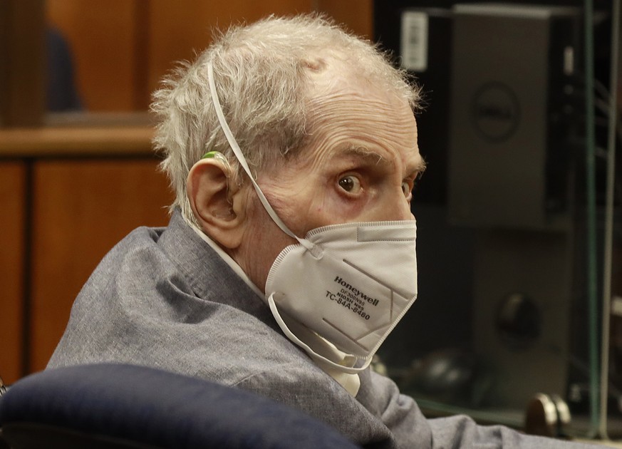 epa09677587 (FILE) - Robert Durst looks at jurors as he attends the closing arguments in his murder trial at the Inglewood Courthouse in Inglewood, California, USA, 08 September 2021 (Reissued 10 Janu ...