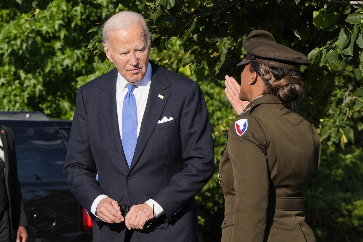 President Joe Biden, left, is greeted as he arrives at Fort Lesley J. McNair, Monday, July 1, 2024, in Washington, on return from Camp David. (AP Photo/Jacquelyn Martin)
Joe Biden