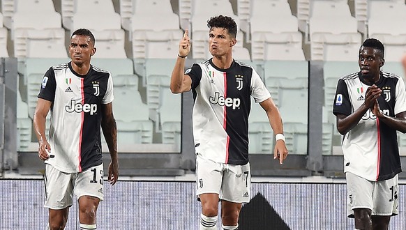 epa08541204 Juventus&#039; Cristiano Ronaldo (C) celebrates scoring a goal (1-1) during the Italian Serie A soccer match Juventus FC vs Atalanta BC at the Allianz stadium in Turin, Italy, 11 July 2020 ...