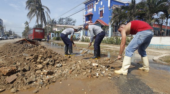 epa06198822 Clean up starts after the passage of Hurricane Irma in Havana, Cuba, 11 September 2017. At least 10 people have died in Cuba as a result of the effects of Hurricane Irma, according to sour ...