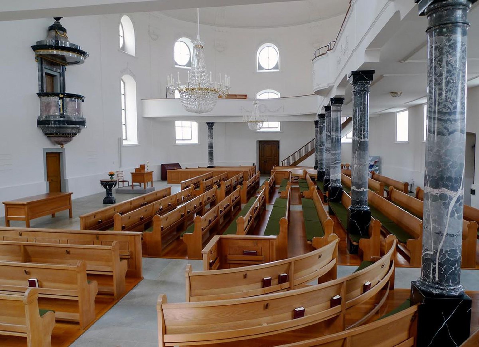 Seengen AG, reformierte Kirche von 1820. Zentrum ist nicht der Altar, sondern die Kanzel. «Allein durch die Schrift.» Die Sitzbänke scharen das Kirchenvolk auch um den Taufstein unter der Kanzel – in Abkehr zur katholischen Ausrichtung bewusst auf der Längsseite.