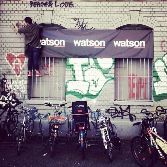 Can hängt ein watson-Plakat auf watson History Porn